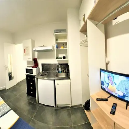 Proche Gare Et Commodites * מלון