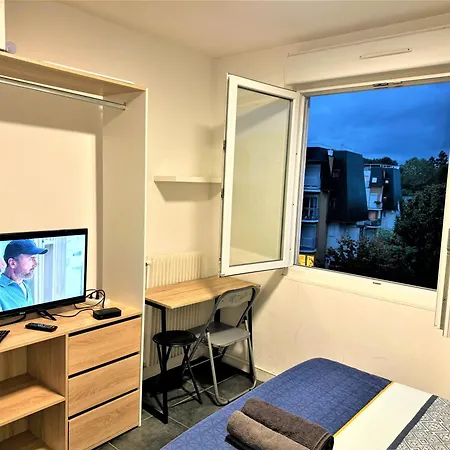 Proche Gare Et Commodites מלון