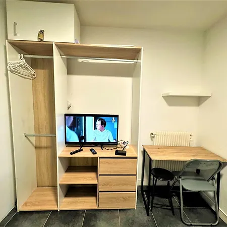 Proche Gare Et Commodites * מלון