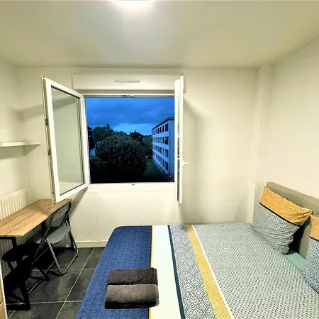 Proche Gare Et Commodites מלון